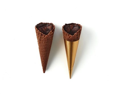 Cornete de chocolate con papel de oro